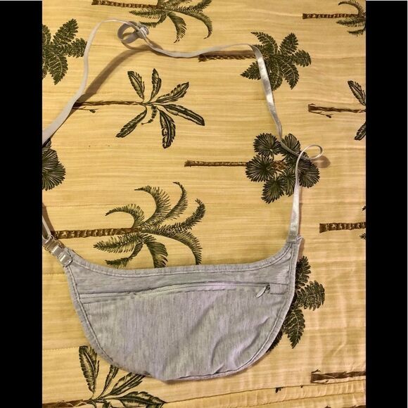 Nice travel pouch by Travelon - Picture 1 of 2